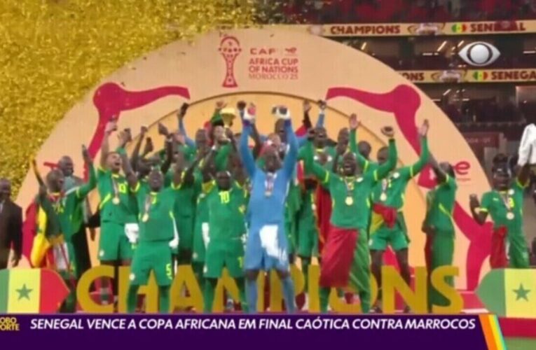 Zagueiro de Senegal Provoca com Troféu Após Título da Copa Africana Ser Retirado em Decisão Polêmica