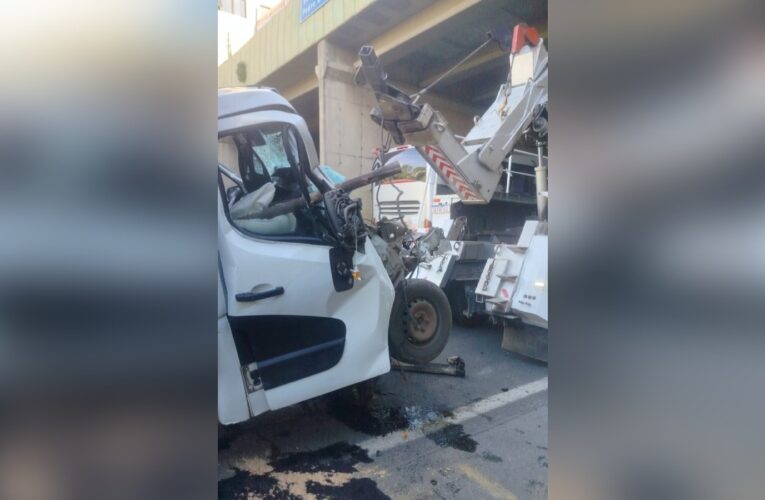 Batida entre caminhões deixa uma pessoa gravemente ferida em rodovia de Cabreúva