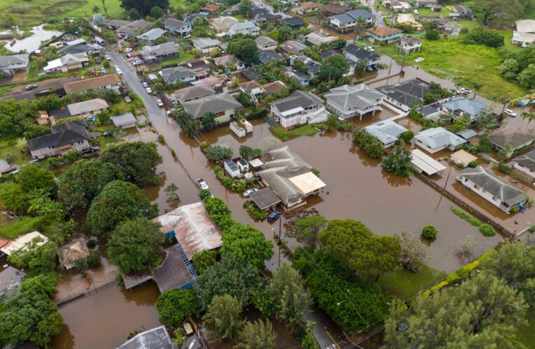 Incidente Aéreo em Kauai: Helicóptero Cai em Praia do Havaí em Meio a Cenário de Chuvas Intensas e Estragos Bilionários