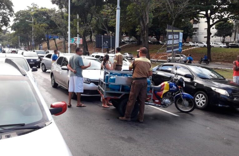Acidente entre carro e moto de entrega na Avenida Garibaldi provoca lentidão e reacende debate sobre segurança no trânsito de Salvador