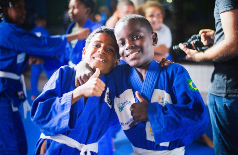 Transformação pelo esporte: Jovens de Cabo Frio celebram graduação em judô social da Prolagos