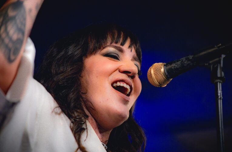 Linda Ramalho: álbum ao vivo desvenda novas facetas artísticas entre Pitty, Dudu Falcão e o legado de Zé Ramalho