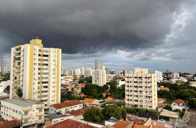 Chuvas Intensas Causam Alagamentos e Desabamento em Cuiabá, Expondo Desafios Urbanos