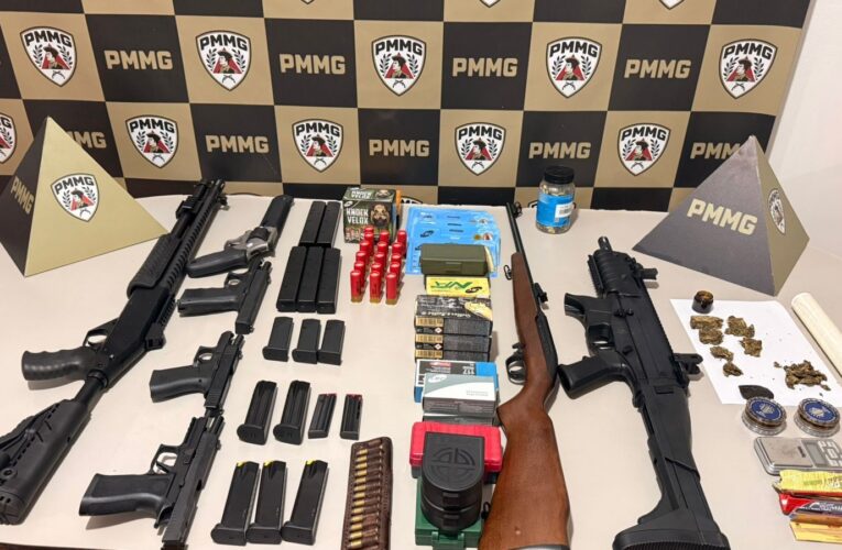 Prisão por violência doméstica e tráfico após colisão com carro de policial expõe arsenal em Monte Carmelo